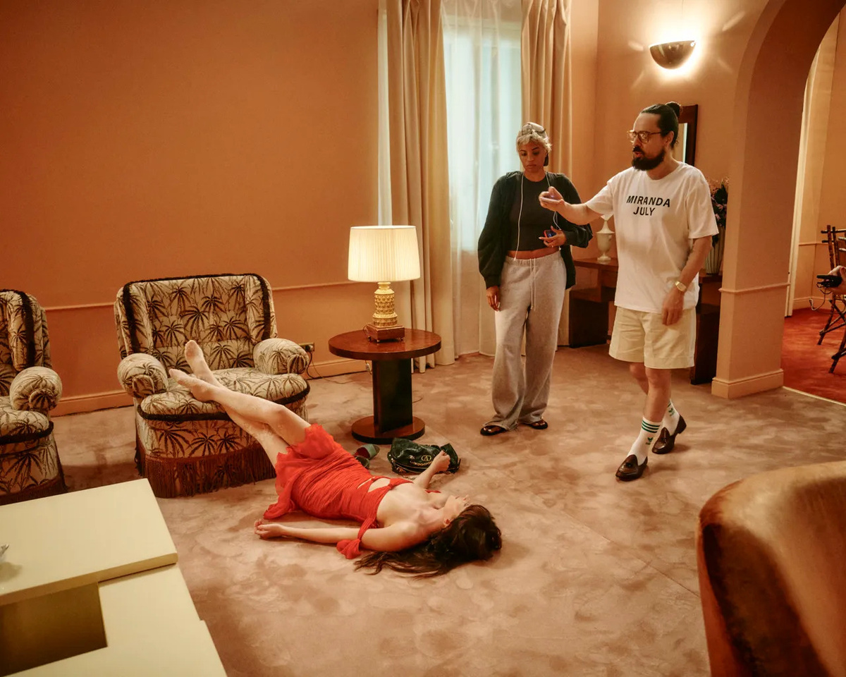 📸 Фото: Dakota Johnson and Alessandro Michele on set. Courtesy of Valentino