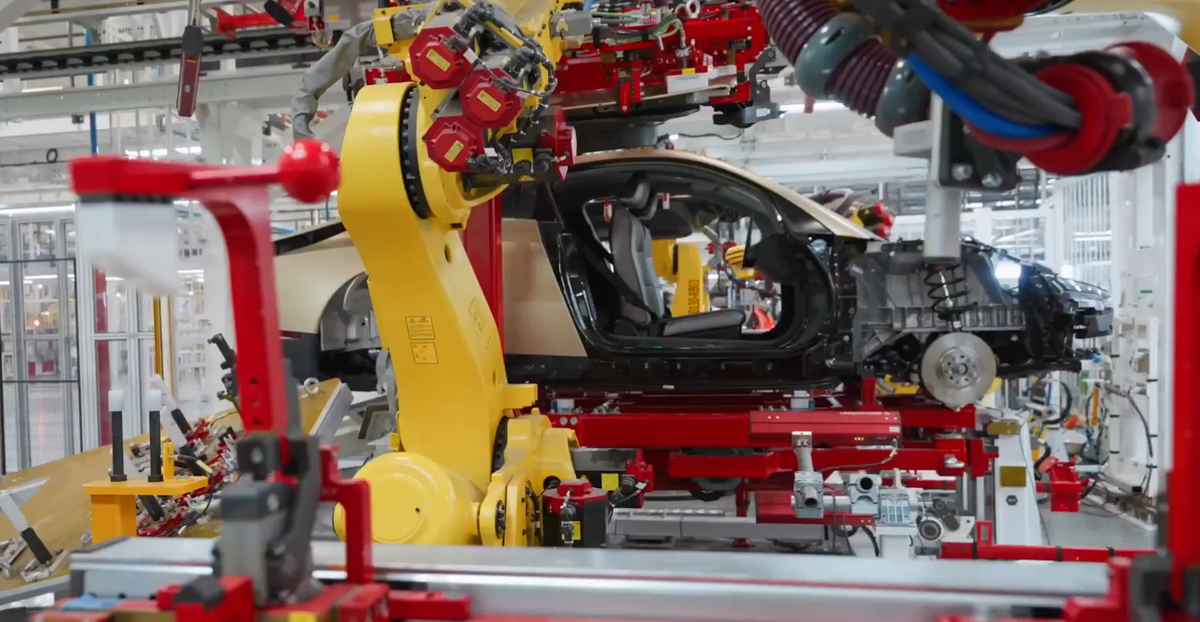 Кадр из видео Tesla  📷
