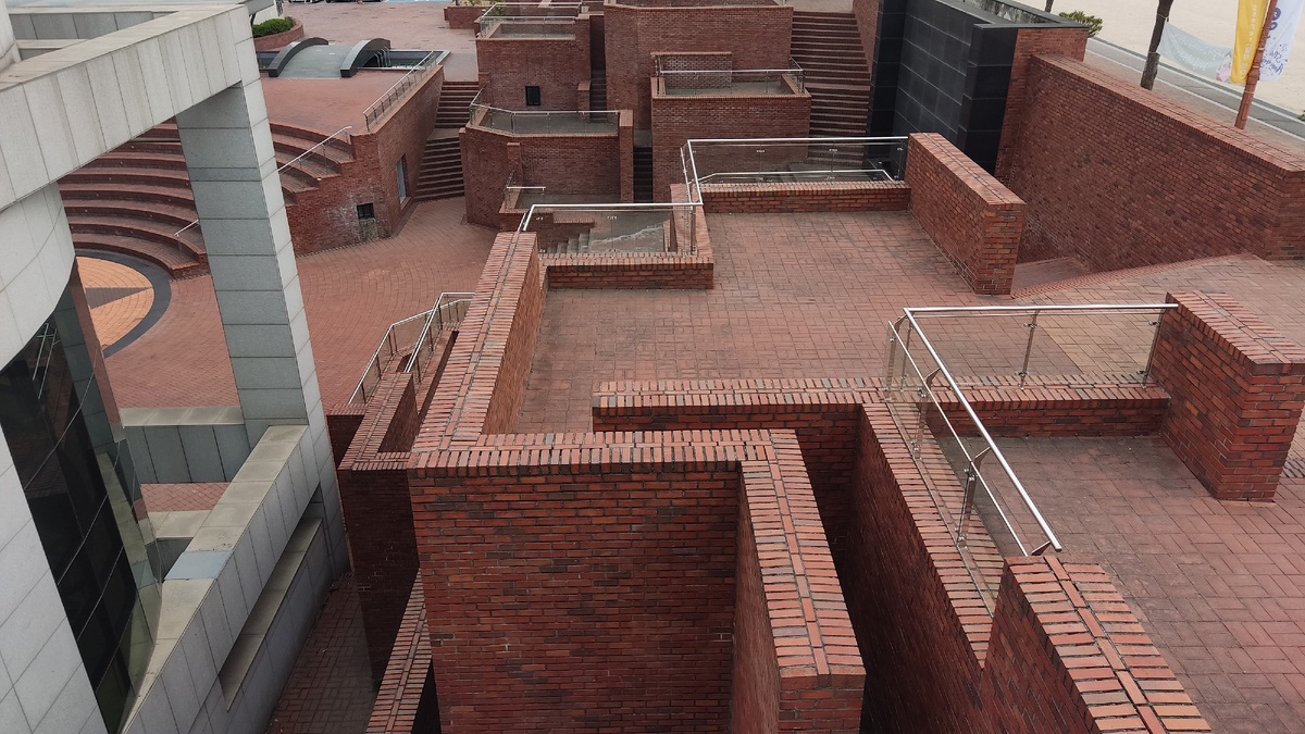 Один из университетских кампусов в Корее, где амфитеатр — это еще и мини-лабиринт