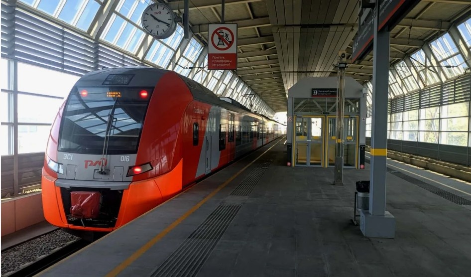 Станция «Аэропорт Сочи» — ближайшая к терминалу. Не нужно такси — всего 50 метров пешком до поездов