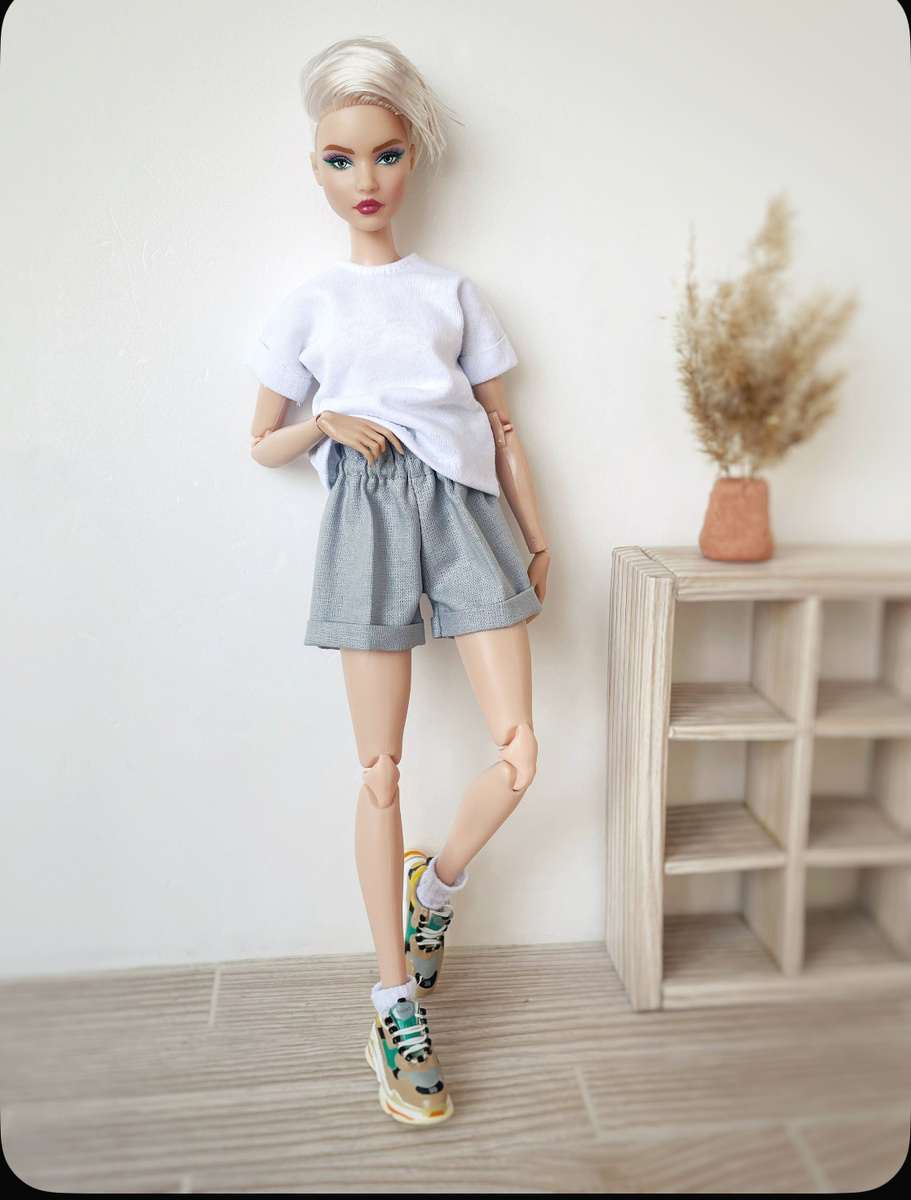 Моделью выступает кукла на молде Андра