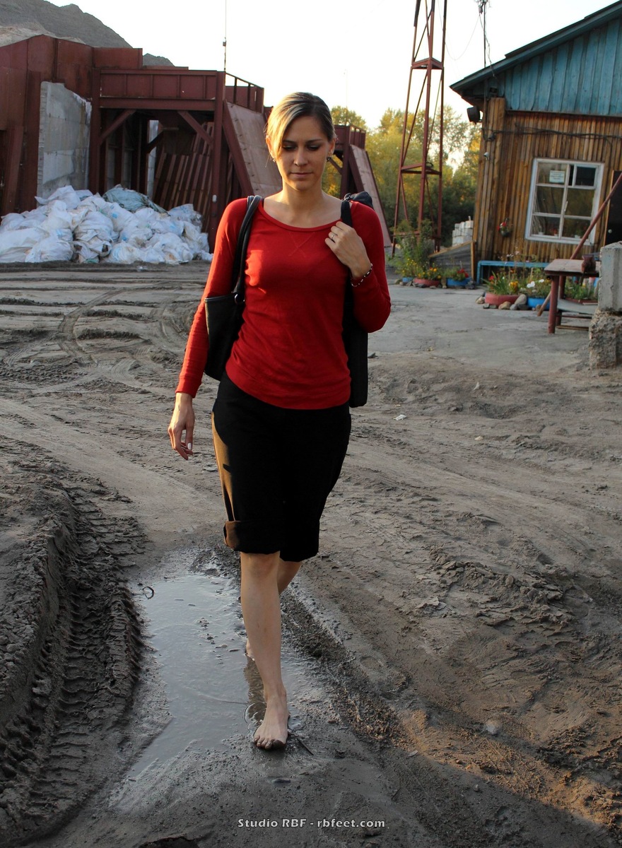 Tara шла по грязи с длостоинством принцессы Дианы - благо, и похожа на неё была!