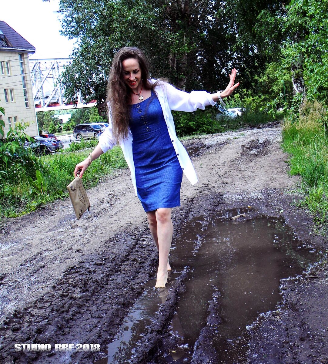 Утончённая и элегантная, юизнес-леди - и босыми ногами по грязи! на самом деде можель FireLady была в восторге от такого "приключения".. Это на Михайловской набережной было, в период её реконструкции.