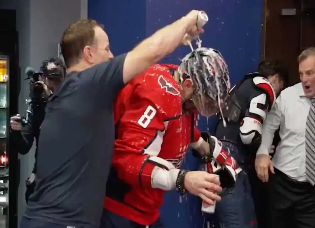     RMNB о праздновании 900-го гола Овечкина: вновь попал под душ из любимого напитка