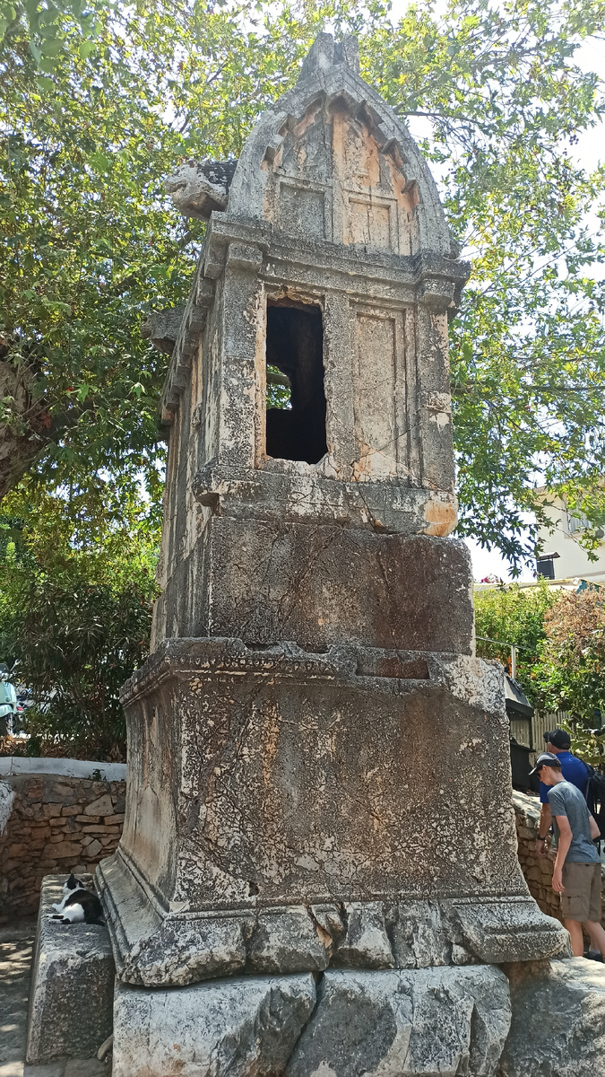 Фото автора. Одна из Ликийских гробниц