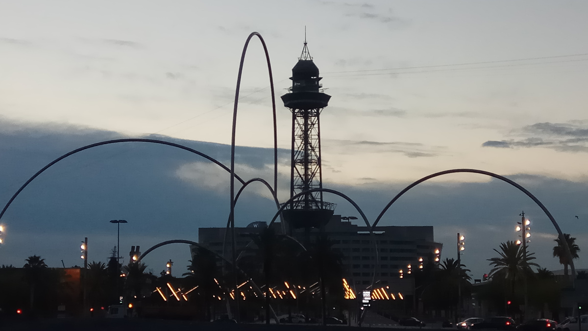 Башня станции канатной дороги в порту Барселоны