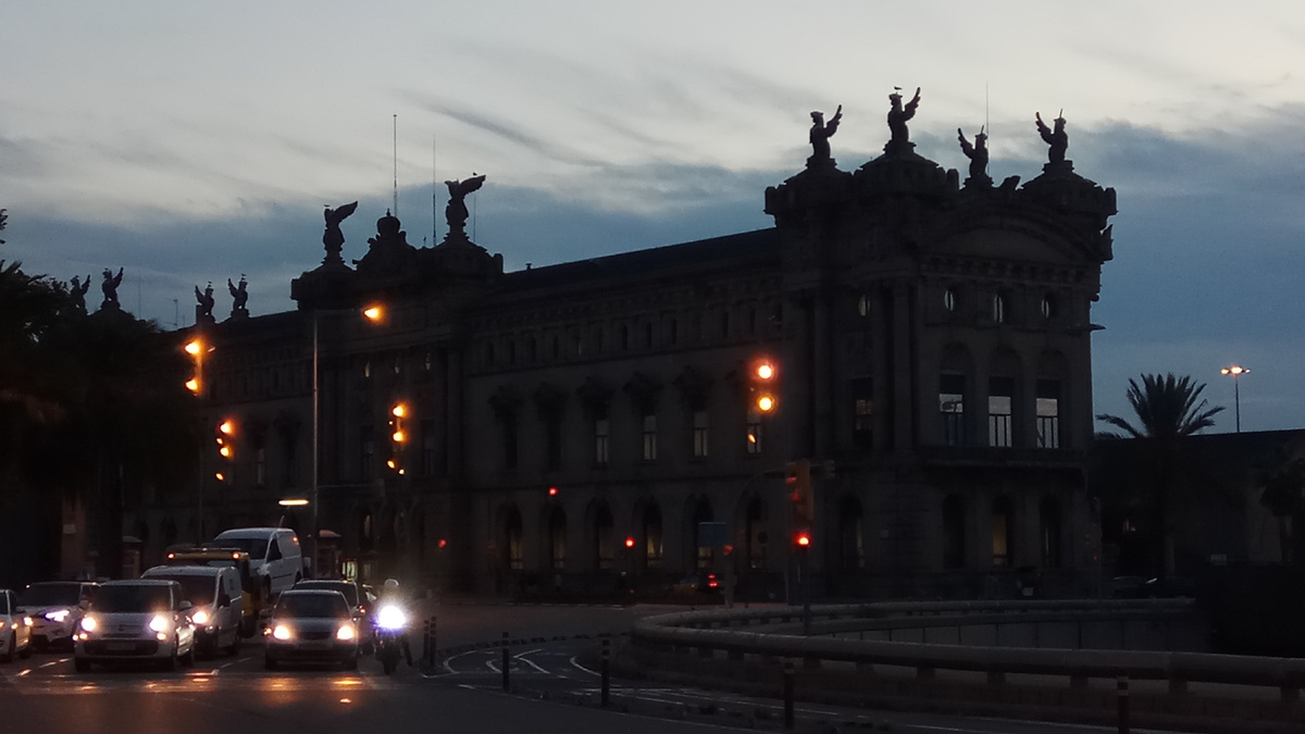 Здание Налоговой инспекции возле площади с памятником Христофору Колумбу