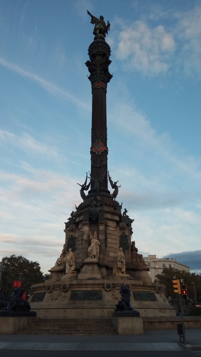 Памятник Колумбу (1888г.) - монумент высотой 60 метров, посвящённый Христофору Колумбу, расположенный у бульвара Рамбла. Монумент расположен в том месте, куда Колумб вернулся из своего первого путешествия в Америку