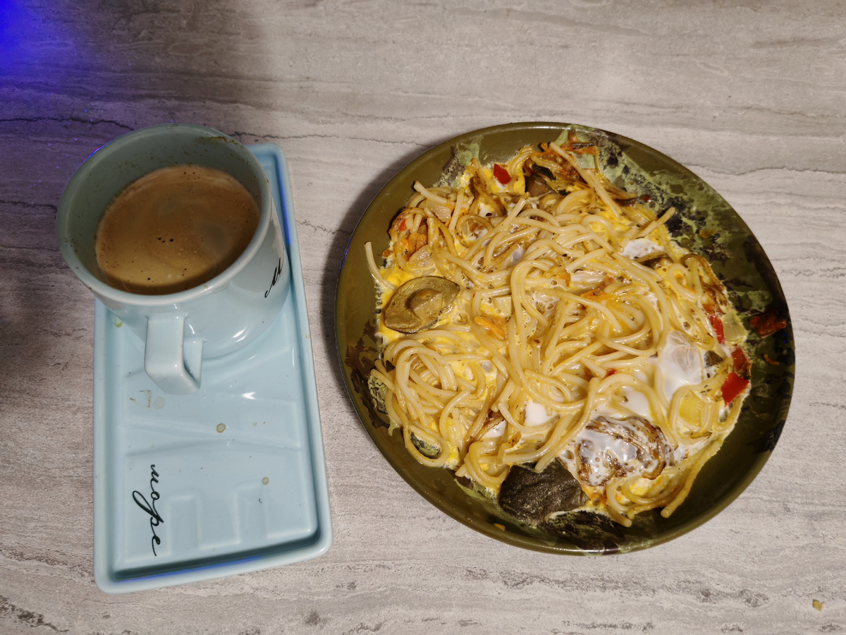 Залила яйцом остатки спагетти с грибами и овощами. 