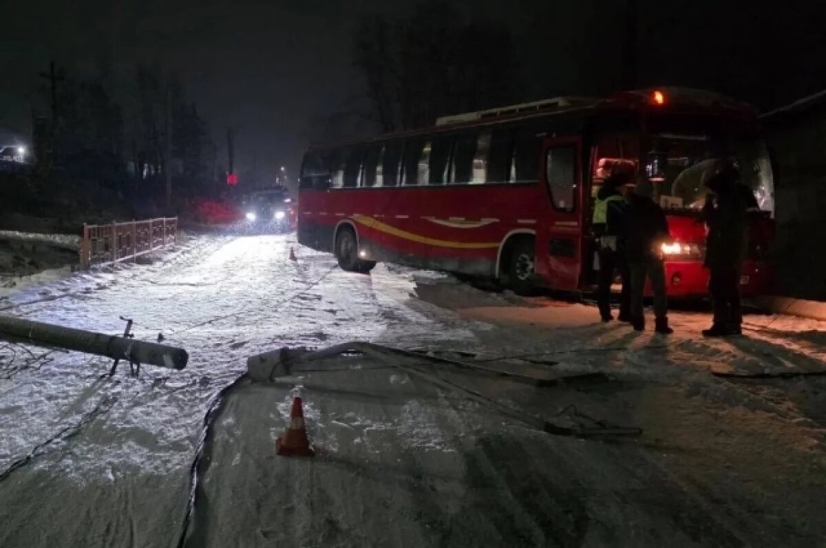    Водитель служебного автобуса столкнулся со столбом в Усть-Куте