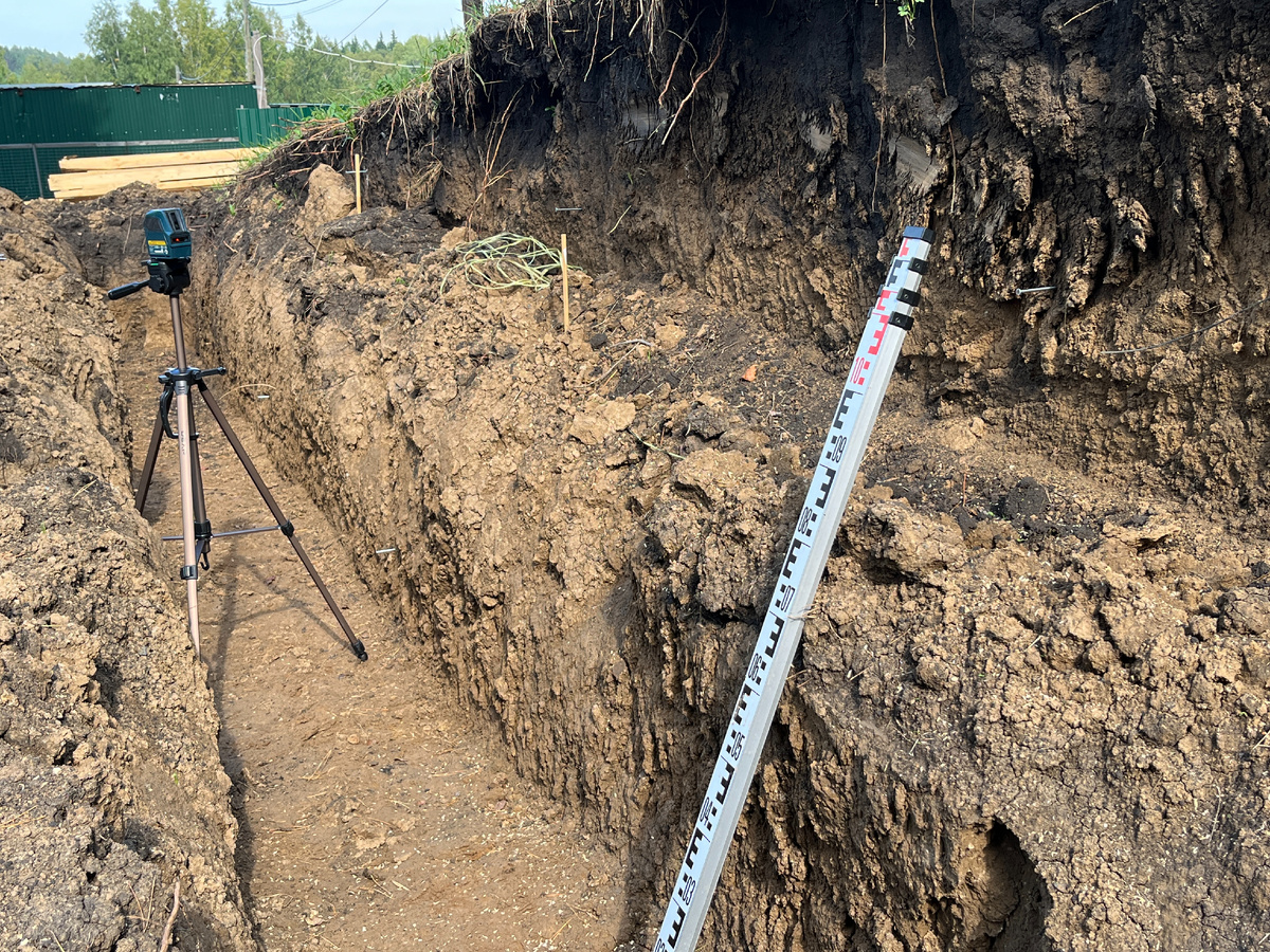 Котлован на соседнем участке - можно посмотреть почвенный срез.