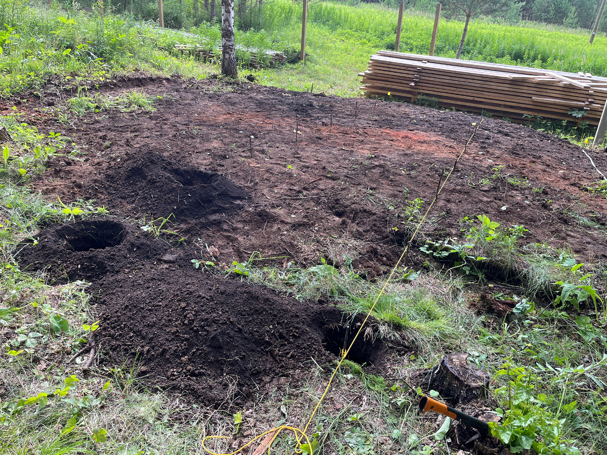 Лунки сделанные обычным мотобуром - в них тоже можно смотреть почвенные слои.