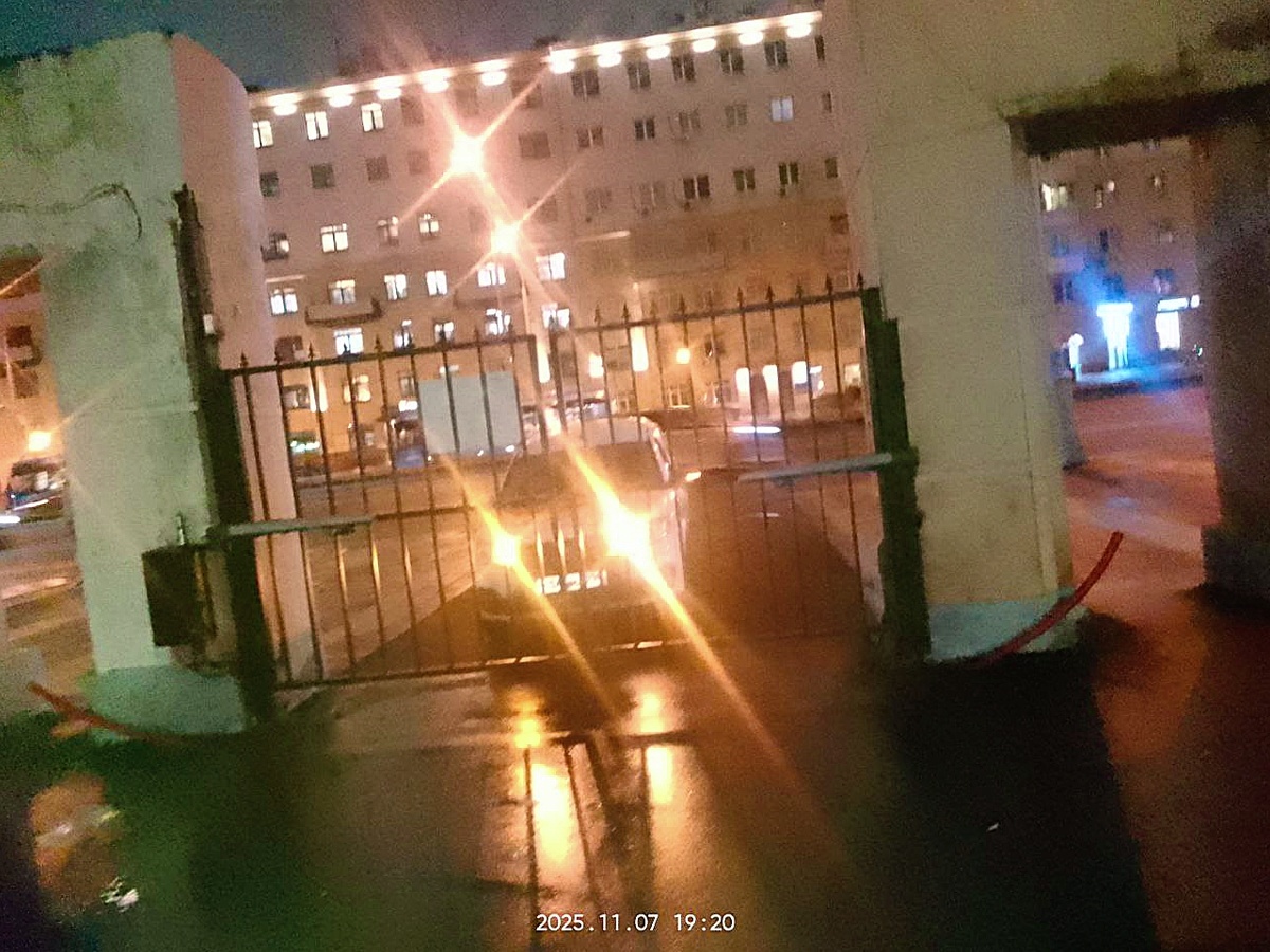 Оставил машину перед воротами и пошел к клиенту...