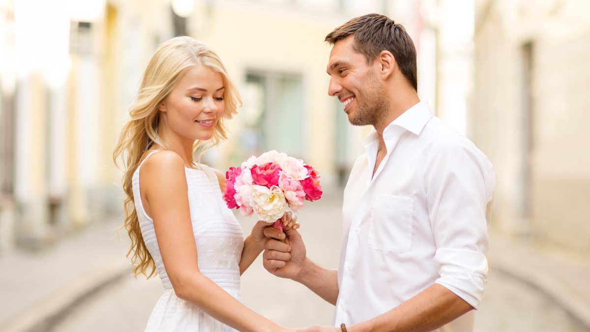 они поженились, жить стали в квартире матери