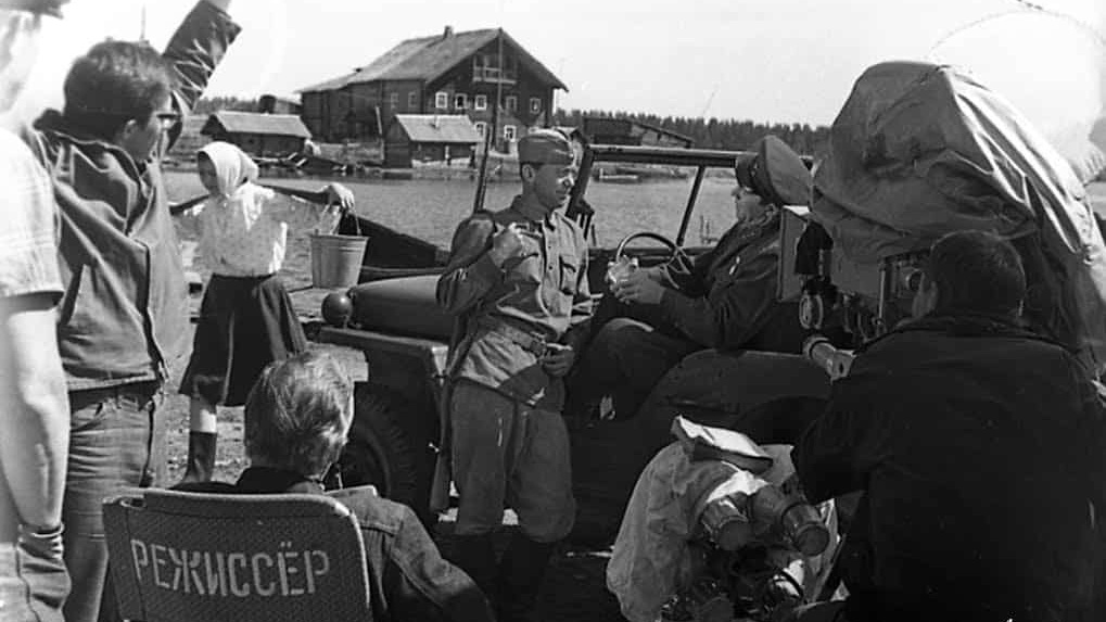 На съемках художественного фильма «А зори здесь тихие…», д. Сяргилахта, Пряжинский район. 1971 год