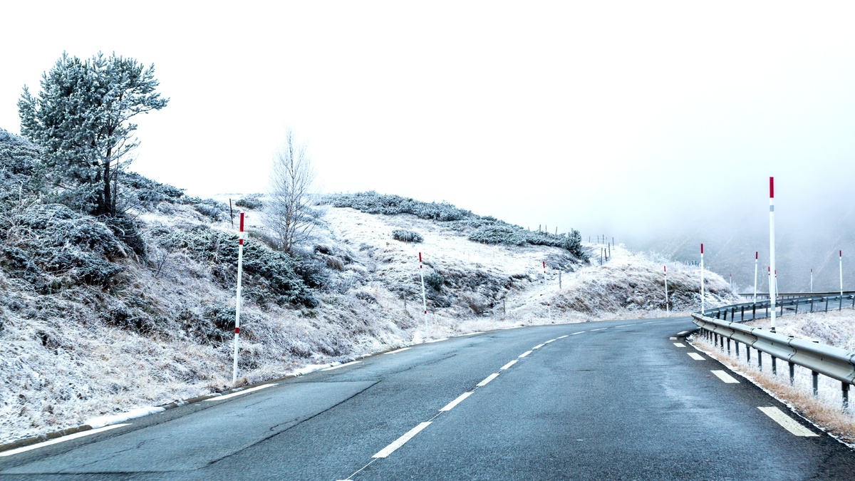    Спасатели предупреждают о гололедице на дорогах Югры в эти выходные