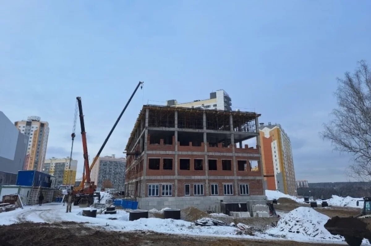    Власти проверили строительство поликлиники в Зеленых Горках