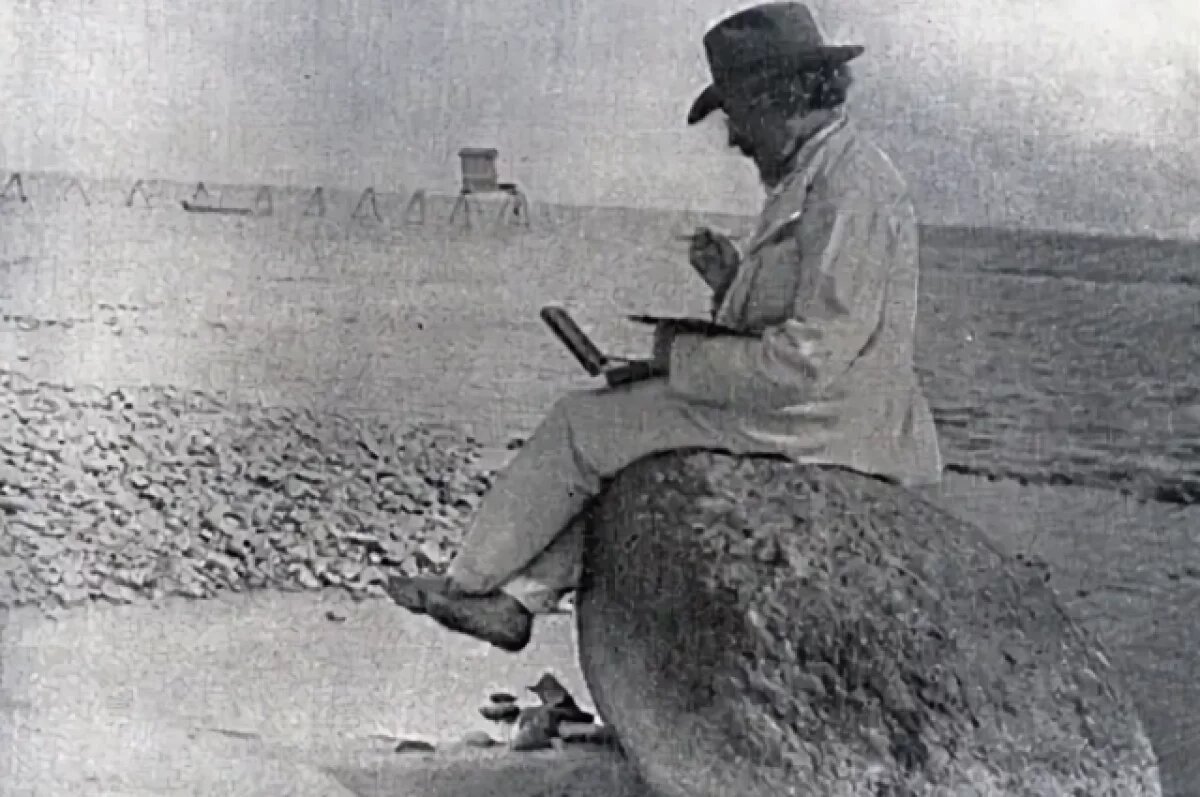    Илья Репин пишет этюд на берегу Финского залива. Фотография 1910-х гг.