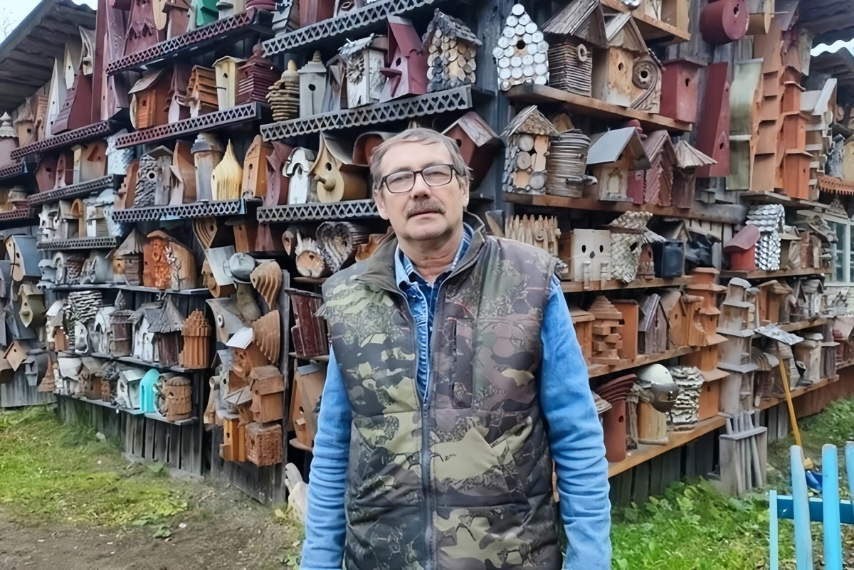    «Селятся скворцы, воробьи и пчёлы»: учитель труда превратил двор в музей скворечников