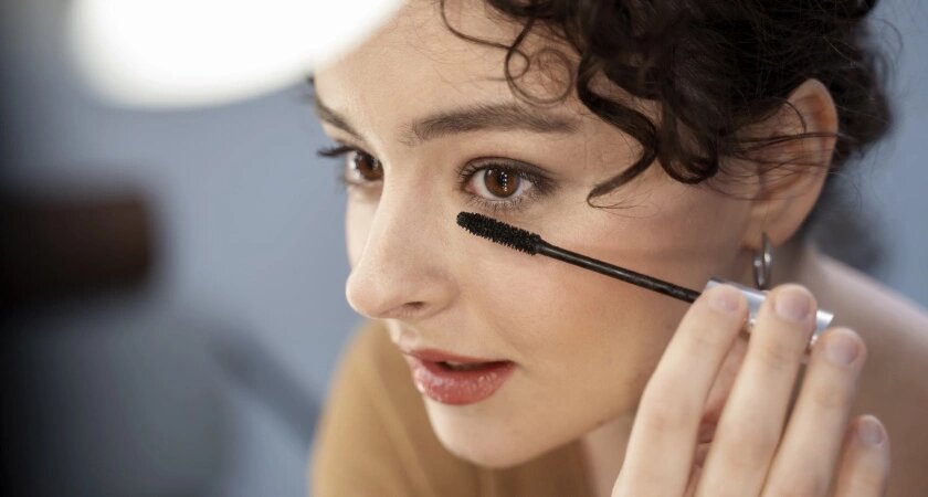    2 капли в сухую тушь — и она снова красит, как новая: экономный трюк для каждой красавицы