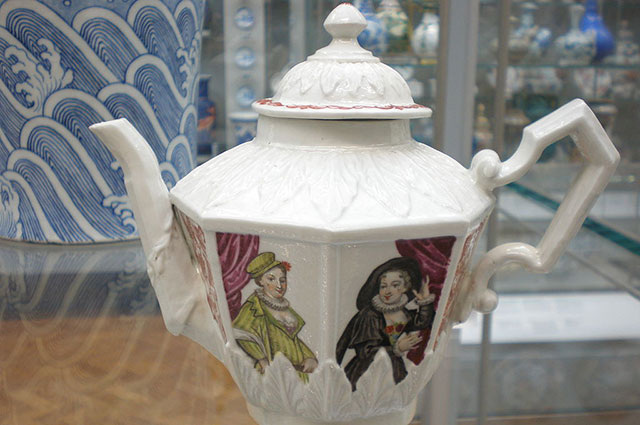    Чайник из фарфора, около 1720 г. Фото: Commons.wikimedia.org/ David Jackson