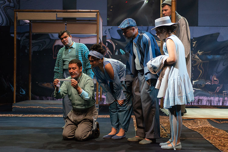    Председатель деревни Васил Васимович (заслуженный артист РТ Алмаз Сабирзянов), чтобы соответствовать образу жизни и традиционным духовно-нравственным ценностям отцов-прародителей, перекраивает быт односельчан