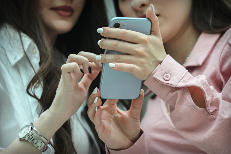    В России тестируется неофициальный способ установки приложений на iPhone через магазин RuStore с помощью Android-смартфона.   
Фото: «БИЗНЕС Online»