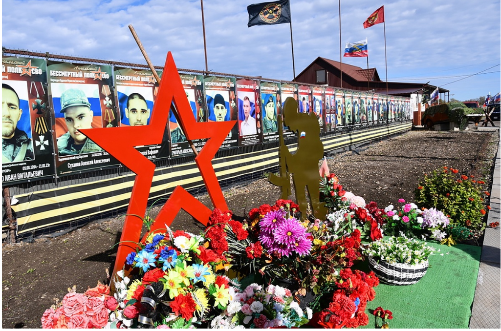 ФОТО ЮРИЯ СНЕГИРЕВА. //корр. РГ//. АЛЛЕЯ ПАМЯТИ. СТАНИЦА ОКТЯБРЬСКАЯ. 