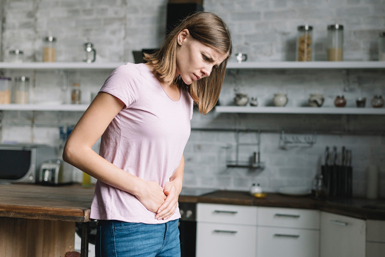    «Бывают боли в животе, которые носят постоянный характер. Распирающие, связанные с приемом пищи, вызванные актом дефекации и так далее. Это не экстренная ситуация».   
Фото: ru.freepik.com