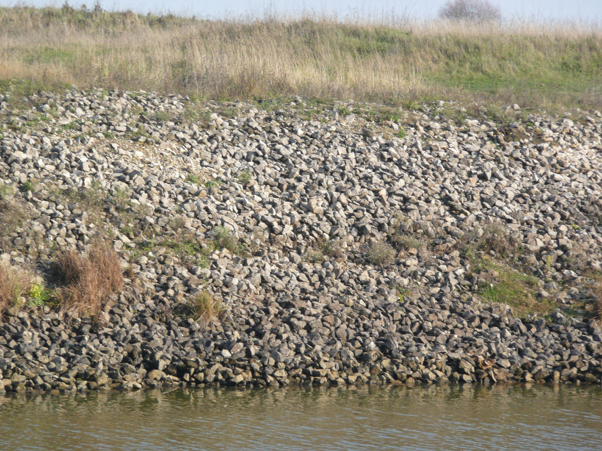 Участок берега со щебнем