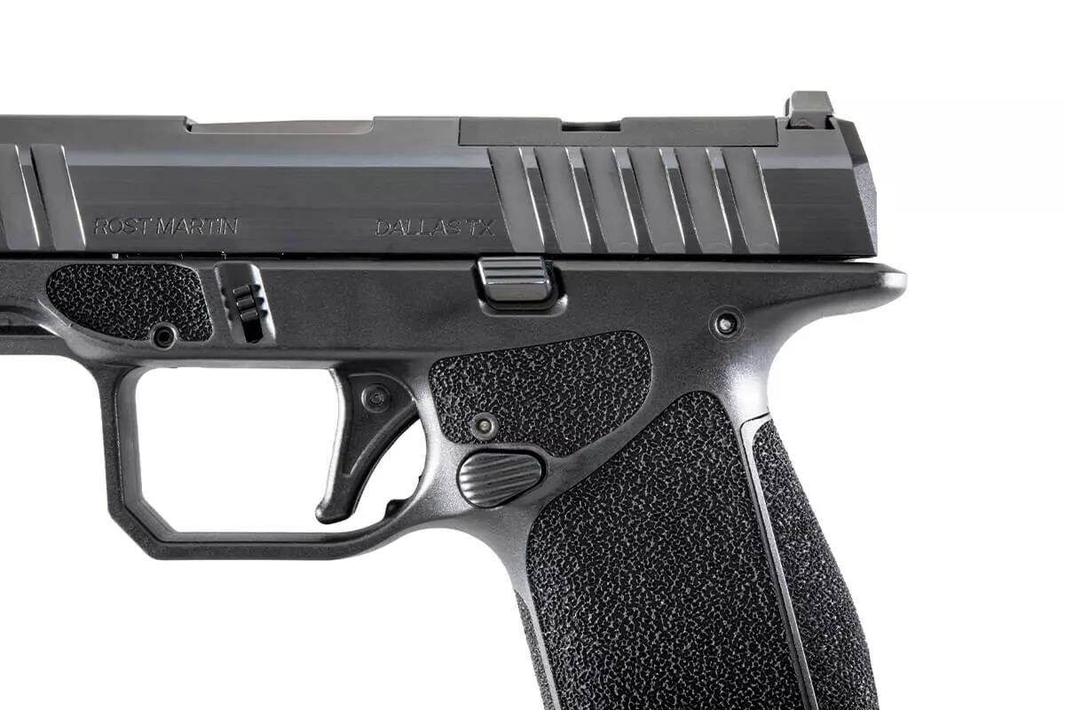 Выемка на спусковой скобе и «бобровый хвост» облегчают управление. Двусторонний затворный упор и кнопка извлечения магазина находятся в удобных местах.