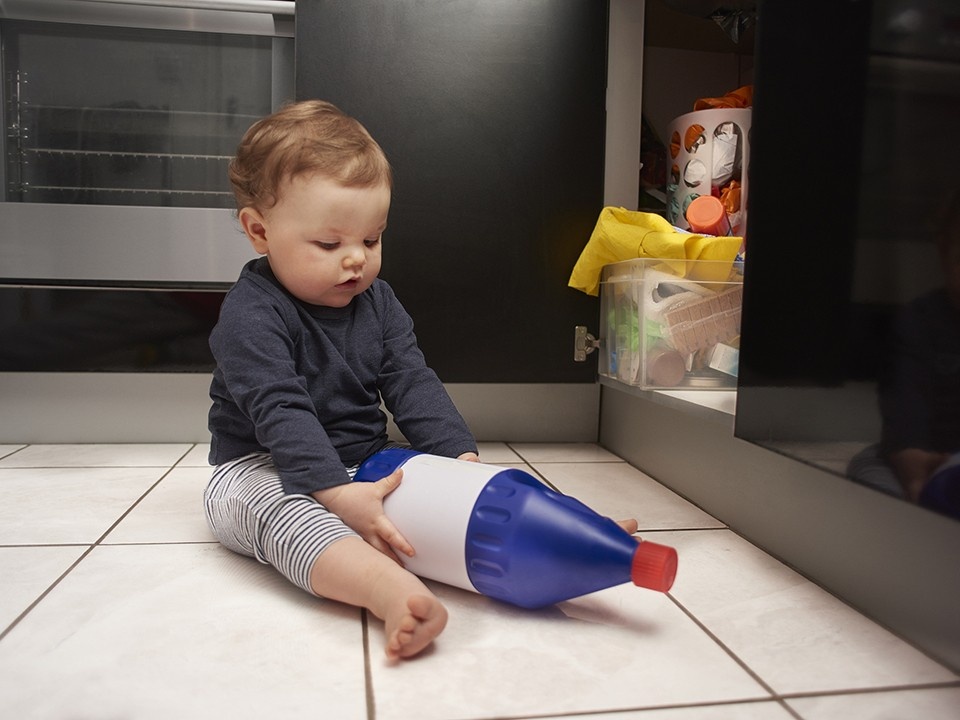    Двое детей отравились бытовой химией и лекарствами в Подмосковье