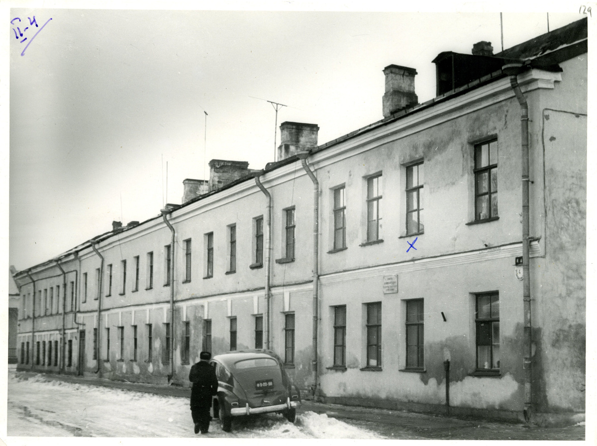 Дом №4 по улице Большевистской (бывшей Розовой). На фасаде дома видна мемориальная доска с текстом: "В 1905 году здесь помещалась подпольная штаб-квартира Социал-демократической партии (большевиков)." Дом не сохранился. Доска утрачена.