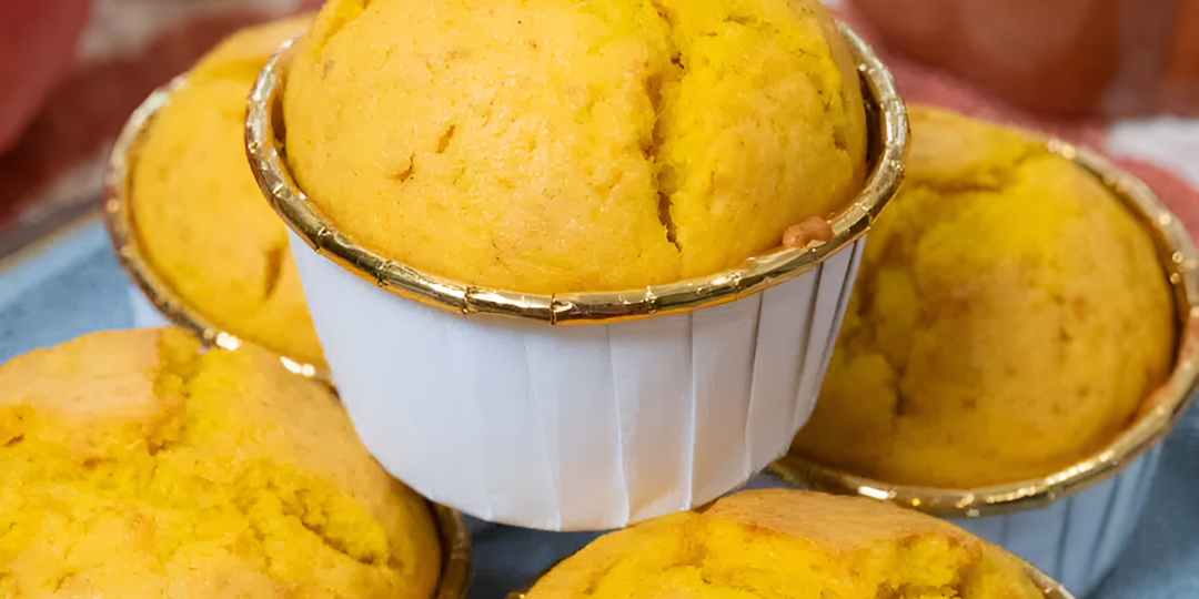 Быстро, ярко, ароматно: тыквенные кексы для семейного чаепития