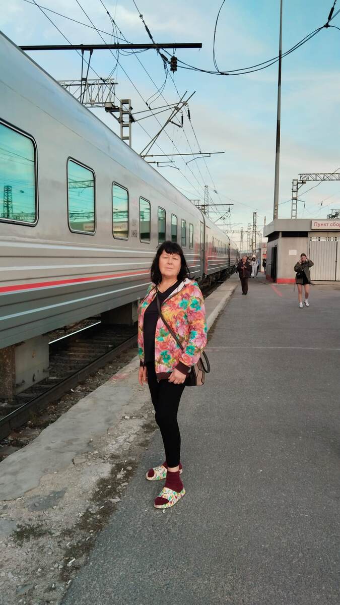 Наша отпускница. Эта олимпийка от спортивного костюма, который я шила маме. Только тут совсем не видно расцветку. Она такая яркая и осенняя. 