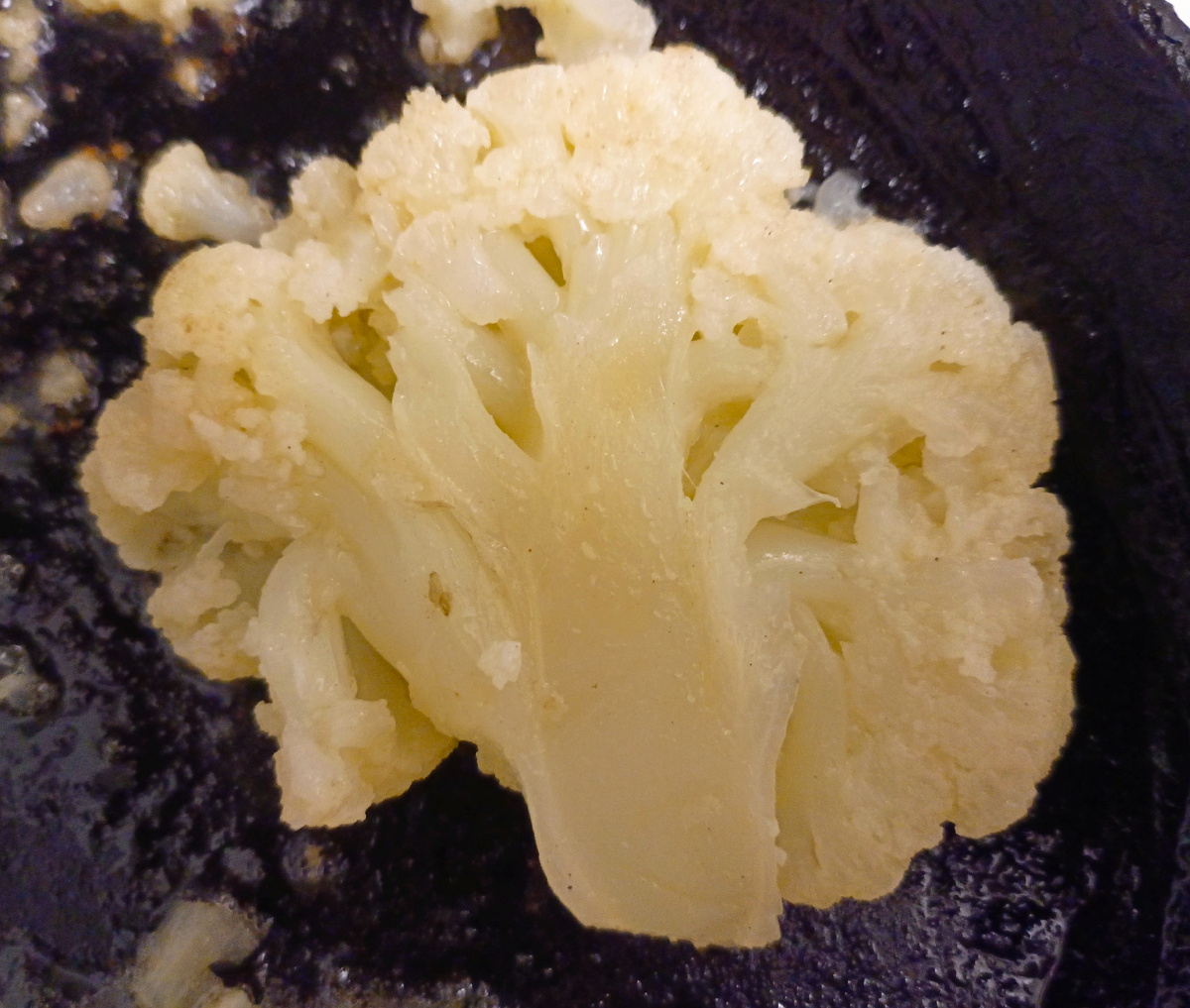 Отварное соцветье цветной капусты на сковороде