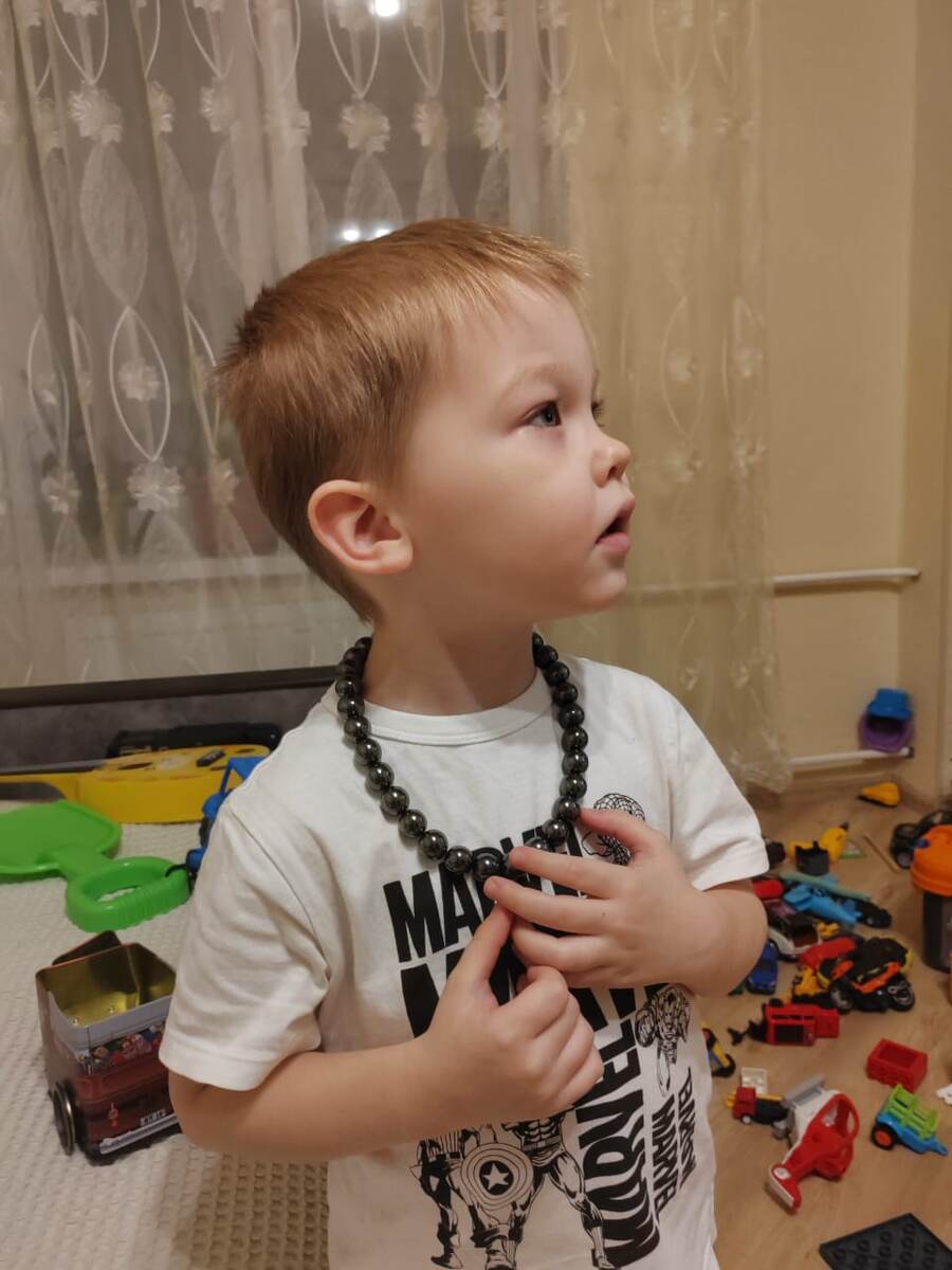 Петя с магнитными шариками от настольной игры