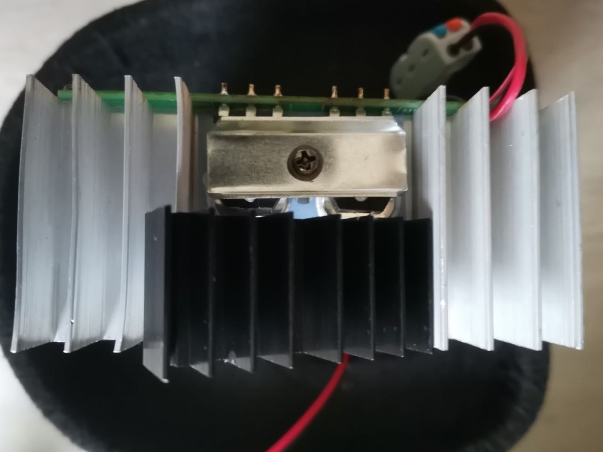 Радиатор немного не влез между ребрами основного