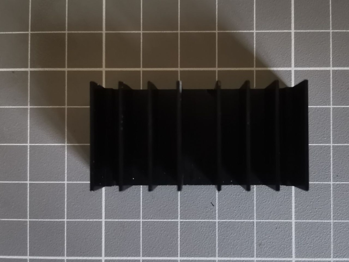 Уменьшить нагрев можно, увеличив площадь радиатора охлаждения усилителя установкой дополнительного радиатора