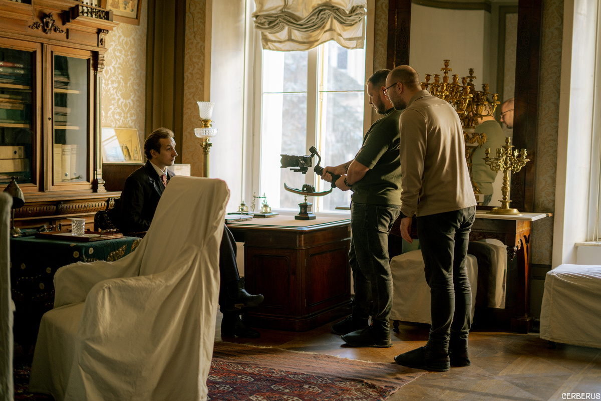 Студент Школы-студии МХАТ Константин Коноваленко (Станиславский) и съемочная группа ПАО «Ростелеком» на съемках проекта в Доме-музее К.С. Станиславского