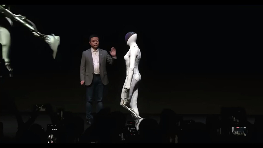    Хэ Сяопэн, представил не просто отдельные продукты, а целостную экосистему, охватывающую землю, воздух и робототехнику