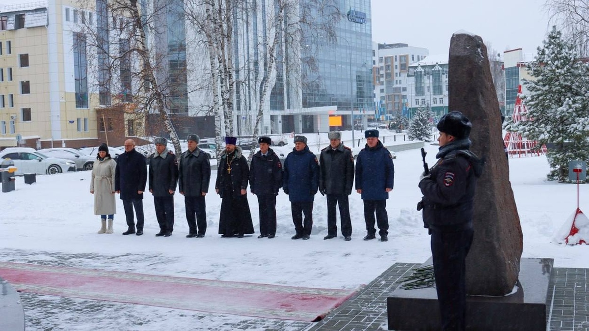    В Югре полицейские почтили память погибших коллег