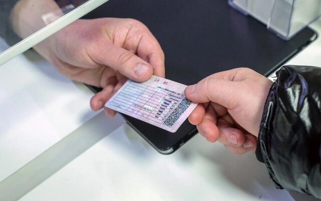 Семь лет назад представители МВД РФ утверждали, что ВУ нового поколения внешне не будут отличаться от обычных водительских прав на пластиковой основе (Фото: Petrov Sergey / NEWS.ru / Global Look Press)