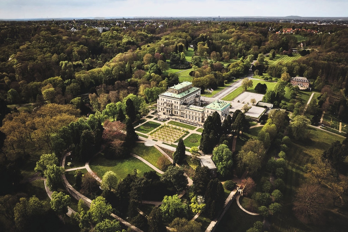 Вилла Хюгель. Вилла в районе Бреденай города Эссен, принадлежавшая семейству Круппов. Название виллы переводится с немецкого как «Вилла Холм». Это название обусловлено расположением виллы на холме, возвышающемся над долиной Рура и Бальденайзее. Всего вилла имеет 269 помещений, 8100 м² жилой и полезной площади. Вилла расположена в парке площадью 28 га.