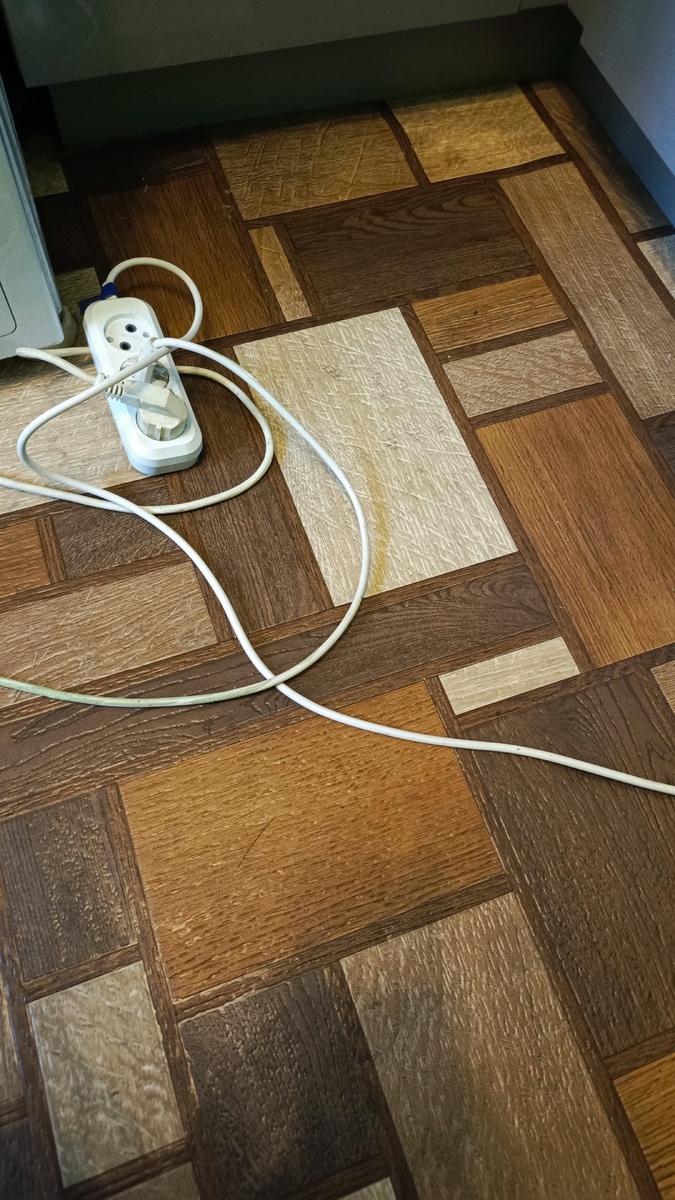 Примерно вот так это выглядит пока((( чтобы чайник включить, эти петли надо вверх поднять, внатяг...