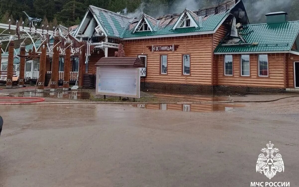    Здание кафе-гостиницы «У Тол Бабая» в Шаркане загорелось в ночь на 8 ноября