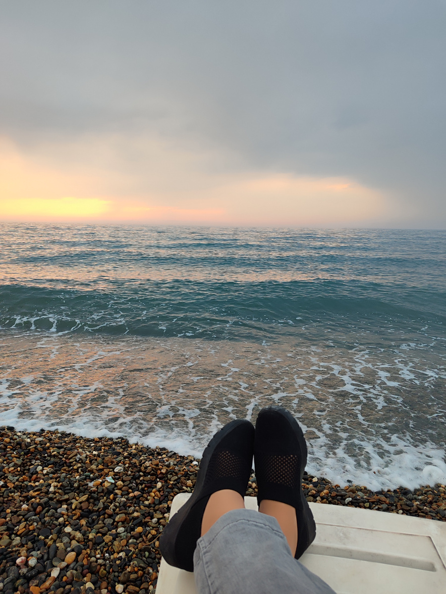 Просто лежать у моря в любую погоду, погружаться в себя под шум волн и крик чаек - уже невероятный кайф и отдых.