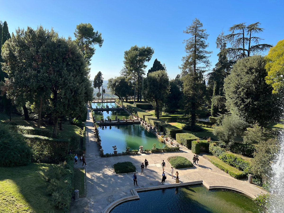 Регулярный сад в стиле Ренессанс на вилле д'Эсте в Тиволи, Италия, с симметричными бассейнами, подстриженными живыми изгородями и структурированной зеленью, типичной для регулярных садов
