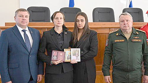    К.С. Доморовский (слева) и Г.П. Сурков (справа) вручают орден Мужества матери героя Е.В. Кравчук (вторая слева). / ФОТО Юлии Фроловой Администратор