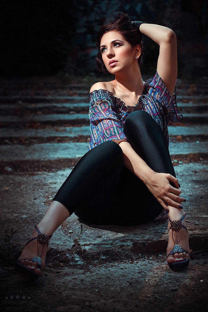 На этих снимках я уже более-менее освоил искусственный свет на улице. Это всё еще накамерные вспышки.